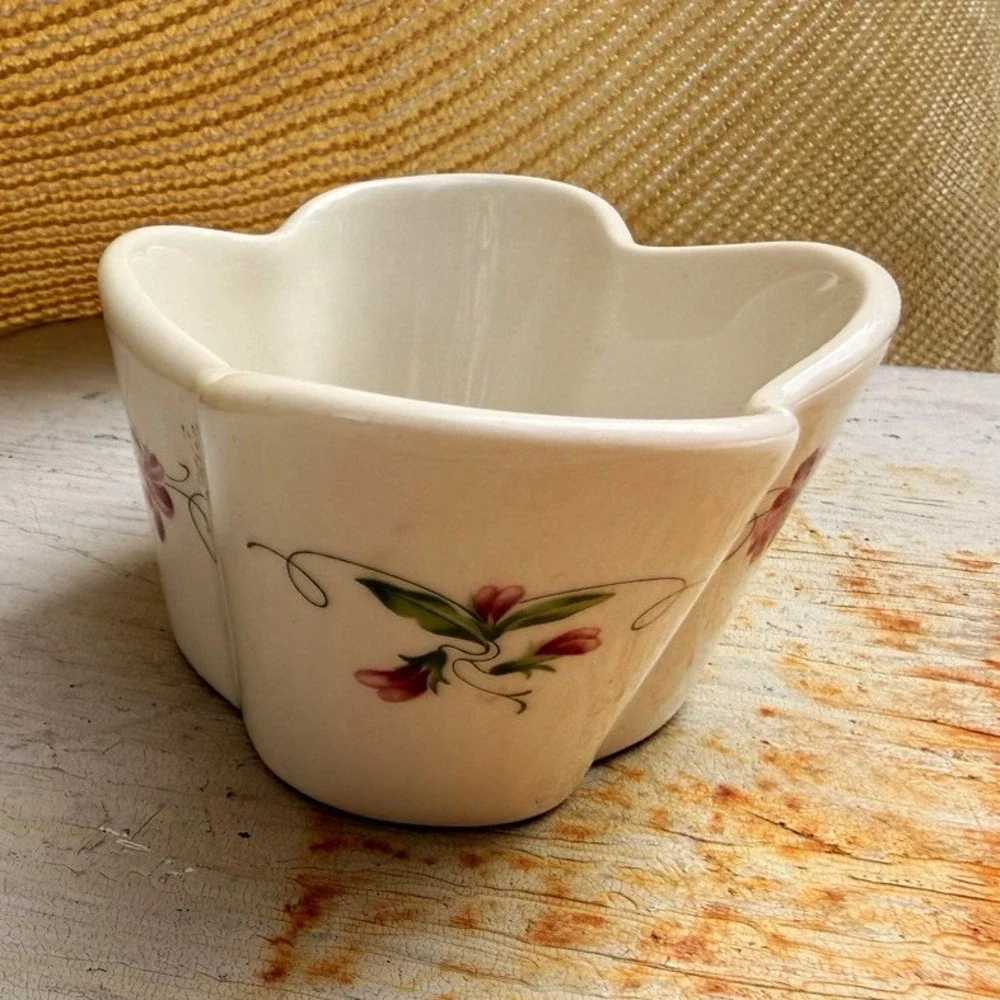 White Ceramic Floral Free-Standing Soap Dish with Scalloped Edge